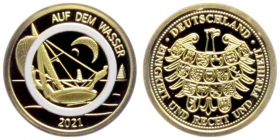 BRD - 2021 - Auf dem Wasser - Luft bewegt - Segeln - Goldmedaille mit weißem Ring - PP in Kapsel