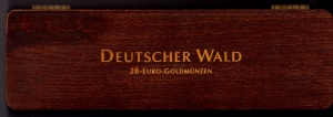 BRD - Holzbox - innen 6 Münzfächer für je 1x 20 Euro Goldmünze, grüner Samt mit Münzbeschreibung im Golddruck.